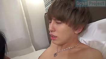 極太デカチンコのジャニ系ノンケ君が男にフェラされ顔を真っ赤にしながら射精！japanese gay porn