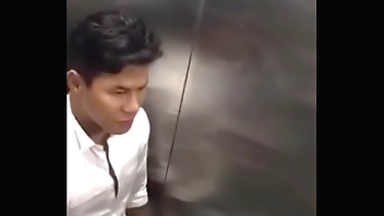 Bú nhau trong toilet Vincom bị quay lén