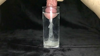 コップの水の中で射精2